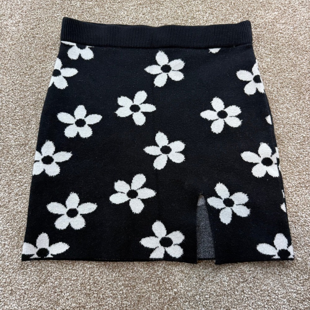 Full Tilt Womens Black White Floral Knit Mini Skirt Elastic Waist Mod S Daisy